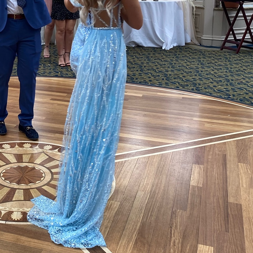 A custom beaded gown, - Picture 5 of 6